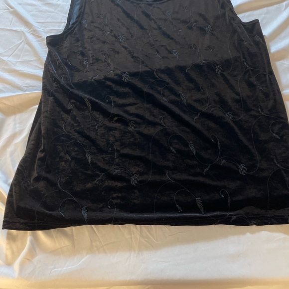 August Max Woman 3X Velvet embroidesleevless top - Picture 9 of 10